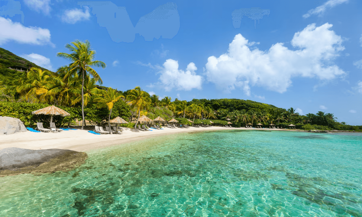 Playa tropical con aguas cristalinas