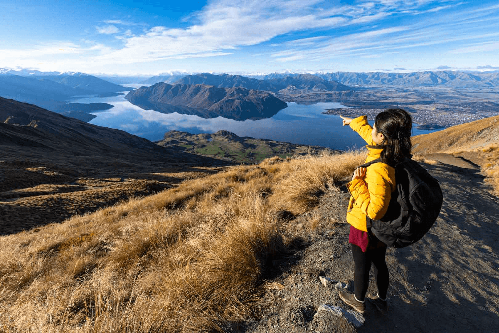 Viajero con vista a montañas y lago